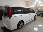 Toyota NOAH HYBRID 
