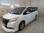 Toyota NOAH HYBRID 