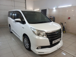 Toyota NOAH HYBRID 